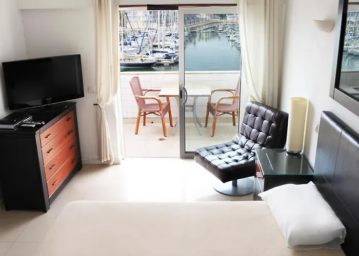 アパート With Marina Views Near Beaches